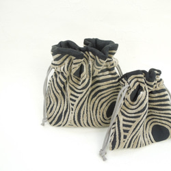 ふっくらモケットのグレージュ・サークル模様がお洒落なコロンとした巾着ポーチ:受注製作です 9枚目の画像