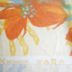 140幅×50cm　綿100％プリント　クリーム地にブルーの花柄＋時々オレンジの花柄 2枚目の画像