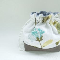PVCレザー切替　花柄刺繍リネンの巾着ポーチ（青)受注製作です 1枚目の画像