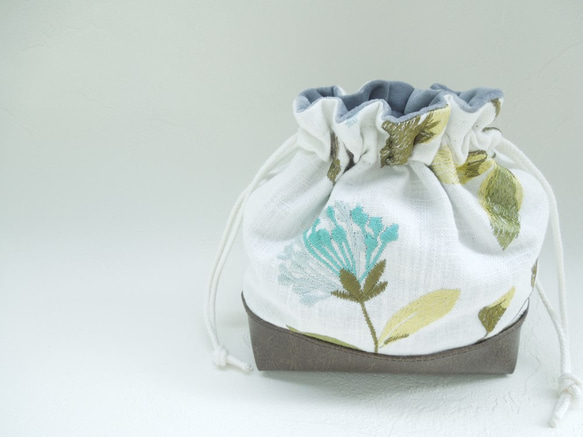 PVCレザー切替　花柄刺繍リネンの巾着ポーチ（青)受注製作です 1枚目の画像