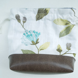PVCレザー切替　花柄刺繍リネンの巾着ポーチ（青)受注製作です 4枚目の画像