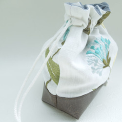 PVCレザー切替　花柄刺繍リネンの巾着ポーチ（青)受注製作です 7枚目の画像