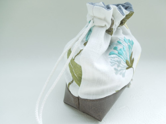 PVCレザー切替　花柄刺繍リネンの巾着ポーチ（青)受注製作です 7枚目の画像