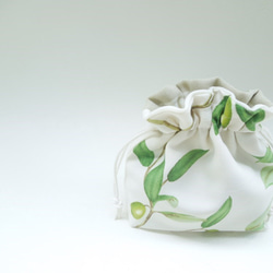 ボタニカル・グリーン☆オリーブのコロンとした巾着ポーチ:受注製作です 1枚目の画像
