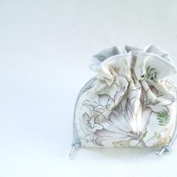 シックなオトナ色☆百合の花がお上品なコロンとした巾着ポーチ:受注製作です 1枚目の画像