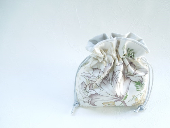 シックなオトナ色☆百合の花がお上品なコロンとした巾着ポーチ:受注製作です 1枚目の画像