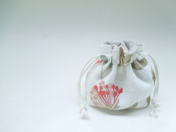 リネンのこきんちゃん☆花柄刺繍(赤)小さい巾着ポーチ:受注製作です 1枚目の画像