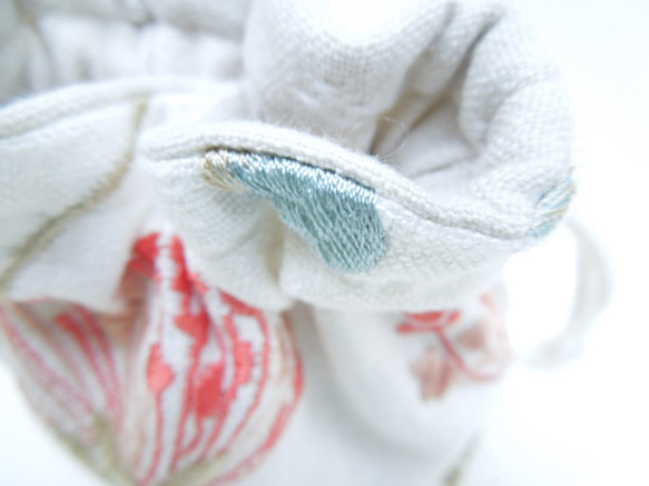 リネンのこきんちゃん☆花柄刺繍(赤)小さい巾着ポーチ:受注製作です 7枚目の画像