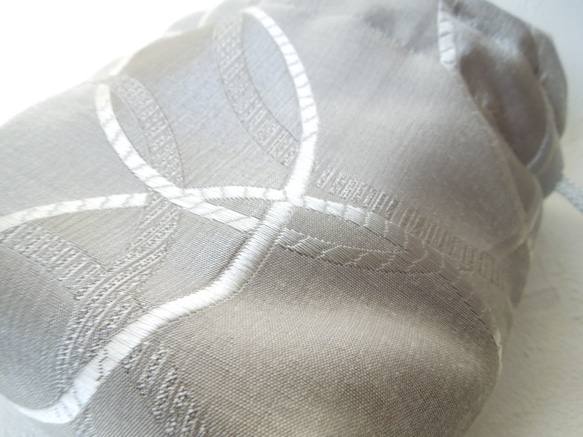 大きなサークル織り模様☆シルクタッチでマットなシルバーのコロンとした巾着ポーチ:受注製作です 6枚目の画像