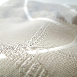 大きなサークル織り模様☆シルクタッチでマットなシルバーのコロンとした巾着ポーチ:受注製作です 10枚目の画像