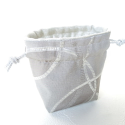 シルクタッチなこきんちゃん☆サークル織り柄のマットなシルバーのちいさい巾着ポーチ:受注製作です 2枚目の画像