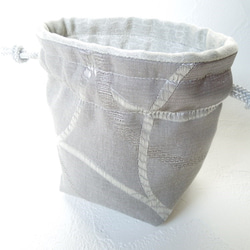シルクタッチなこきんちゃん☆サークル織り柄のマットなシルバーのちいさい巾着ポーチ:受注製作です 3枚目の画像