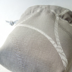 シルクタッチなこきんちゃん☆サークル織り柄のマットなシルバーのちいさい巾着ポーチ:受注製作です 5枚目の画像