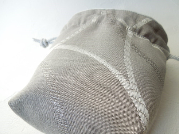シルクタッチなこきんちゃん☆サークル織り柄のマットなシルバーのちいさい巾着ポーチ:受注製作です 5枚目の画像