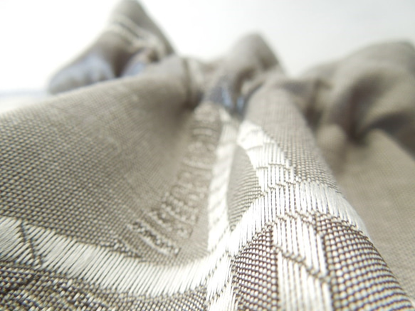 シルクタッチなこきんちゃん☆サークル織り柄のマットなシルバーのちいさい巾着ポーチ:受注製作です 8枚目の画像