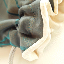 大きなサークル織り模様☆シルクタッチ・ピーコックブルーのコロンとした巾着ポーチ:受注製作です 6枚目の画像