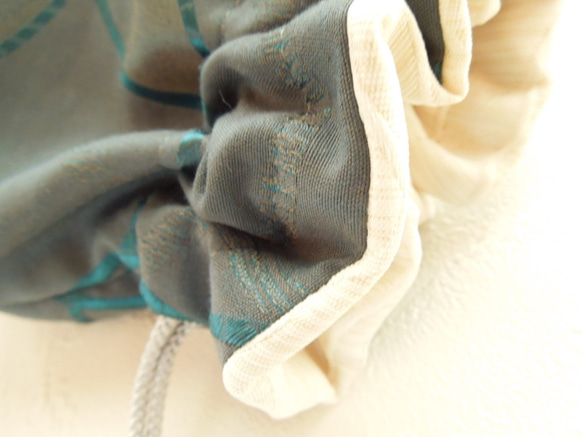 大きなサークル織り模様☆シルクタッチ・ピーコックブルーのコロンとした巾着ポーチ:受注製作です 6枚目の画像
