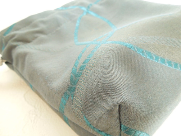 大きなサークル織り模様☆シルクタッチ・ピーコックブルーのコロンとした巾着ポーチ:受注製作です 7枚目の画像