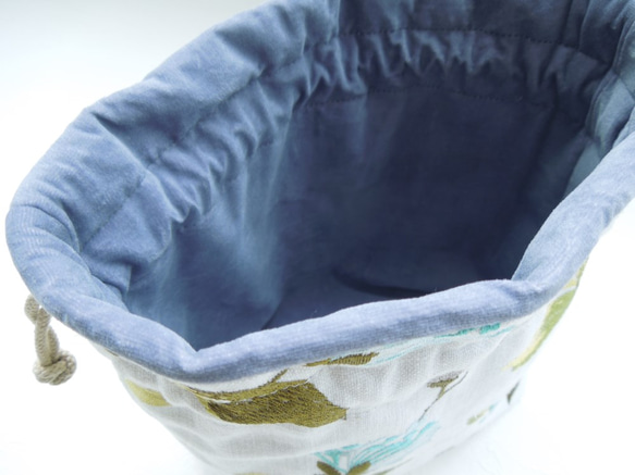 リネンの花柄刺繍(青)コロンと巾着ポーチ：大きめ 7枚目の画像