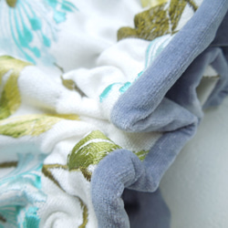 リネンの花柄刺繍(青)コロンと巾着ポーチ：大きめ 8枚目の画像