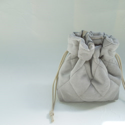 オトナのグレージュ☆ふっくらキルティングのコロンとした巾着ポーチ:受注製作です 2枚目の画像
