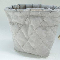 オトナのグレージュ☆ふっくらキルティングのコロンとした巾着ポーチ:受注製作です 5枚目の画像