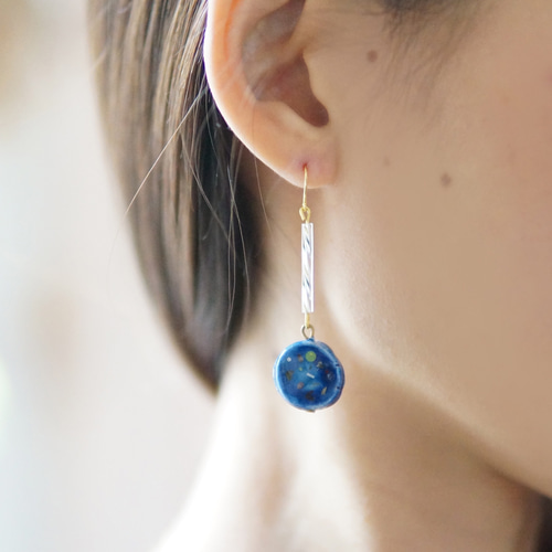 花のかけら陶器風ぶら下がりピアス ピアス（スタッド・一粒 