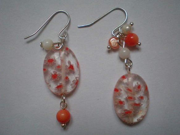 左右非対称ピアス　オレンジ　花柄　珊瑚 2枚目の画像