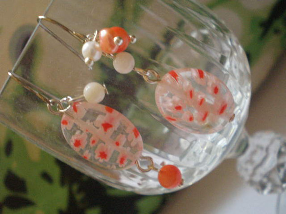 左右非対称ピアス　オレンジ　花柄　珊瑚 3枚目の画像