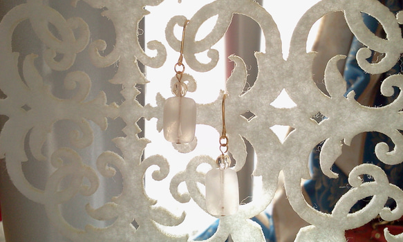 レクタングルホワイトカルセドニーとシャンパンクォーツのピアス 3枚目の画像