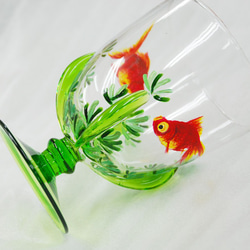 ○●La shion●○ 水草と2匹の金魚（夏）ハンドペイント ショートステムグラス  単品 2枚目の画像