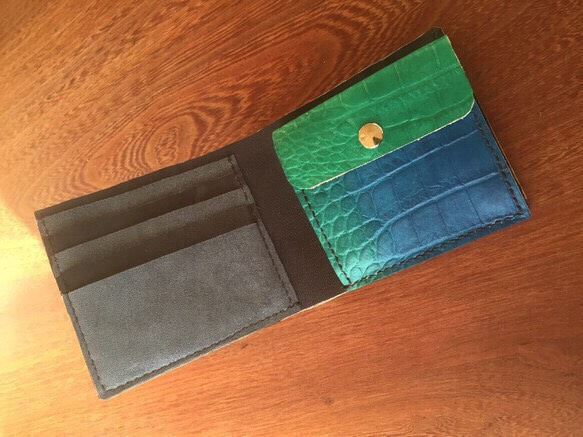 牛ヌメ革  グラデーション手染め財布（クロコダイル型押） 2枚目の画像
