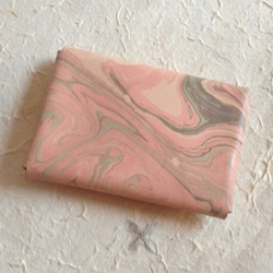 牛ヌメ革 マーブル染めケース（ピンク） 2枚目の画像