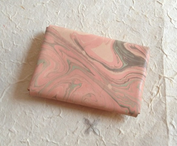 牛ヌメ革 マーブル染めケース（ピンク） 2枚目の画像