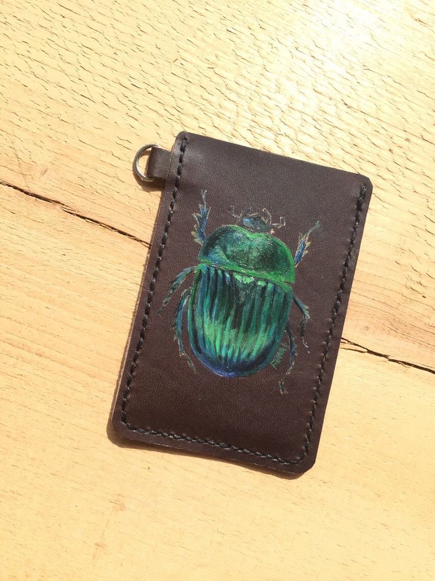 【1点もの】牛革のパスケース（手描きのオオセンチコガネ） 5,800円