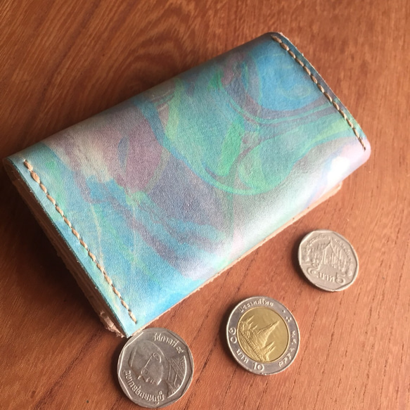 手染めマーブル模様の牛革の極小財布 2枚目の画像