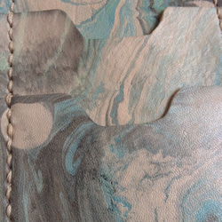 牛ヌメ革 手染めマーブルのパスケース 3枚目の画像