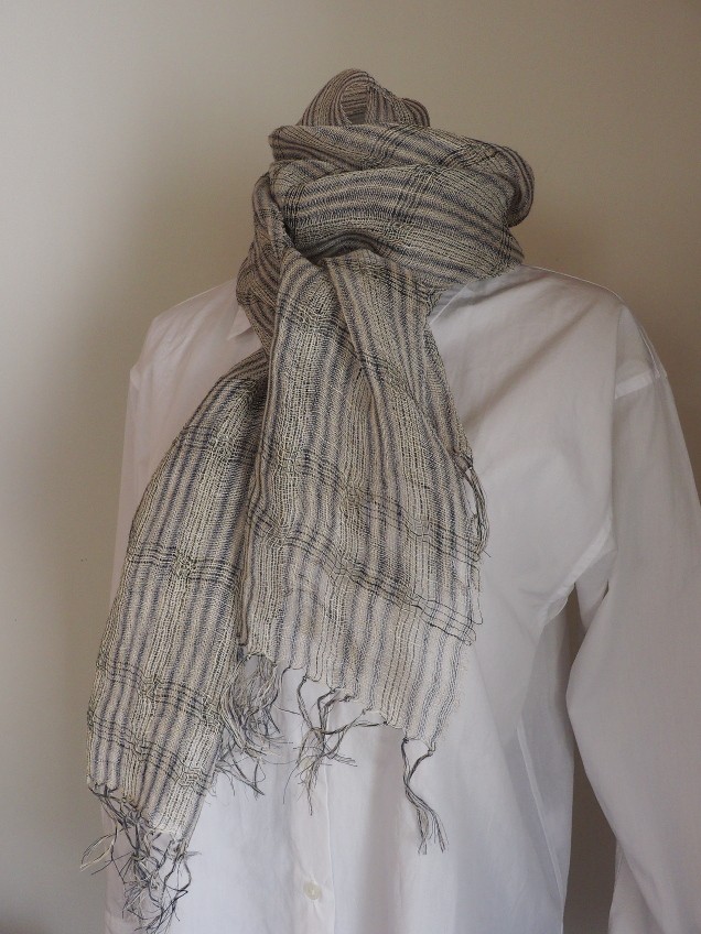 手織りリネンのシースルーストール広判 生成りに紺グラデーションの縦縞 15,120円