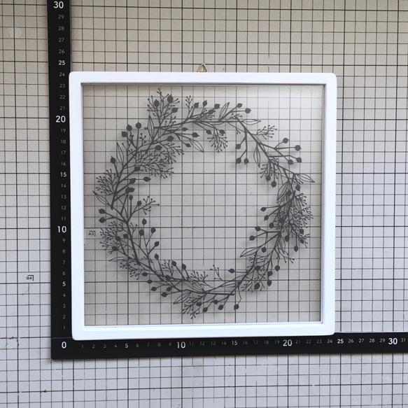 【植物リースの切り絵】大きい実と小さい実＿ストーングレー 3枚目の画像