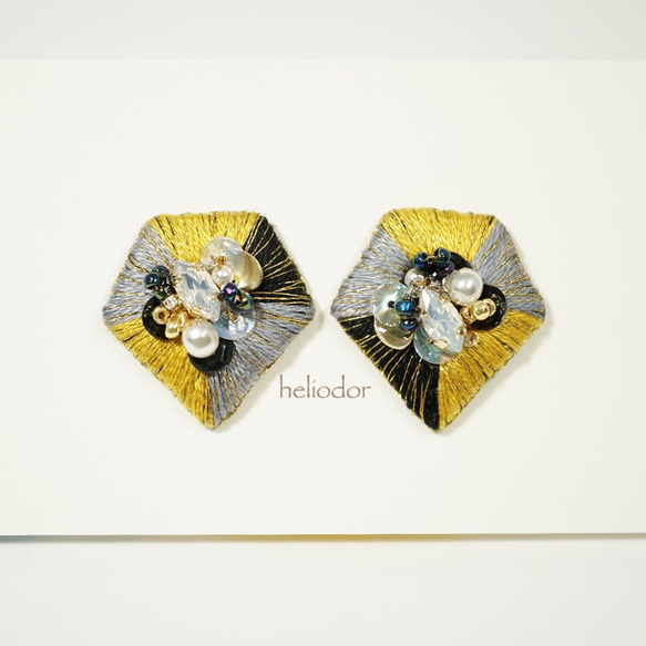 再販　ダイヤ型の刺繍ピアス/イヤリング  黄×灰×黒 1枚目の画像