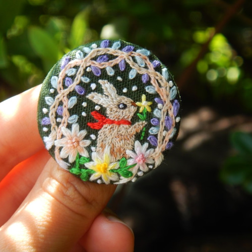 オーダー用　刺繍　ブローチ　ハンドメイド 森のうさぎとお花の刺繍ブローチ/ピン/オッド/アクセサリー ブローチ