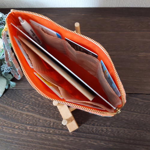 B6母子手帳が入るポーチ L字ファスナーで取り出しがし易い リバティ