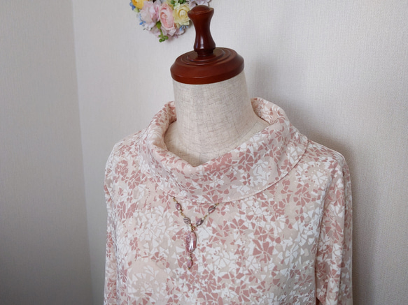 これからの季節にお勧め　春色桜色　ロールカラーワンピース 透け感のあるオパール加工　シワにならず 小顔効果♡春の装い 2枚目の画像