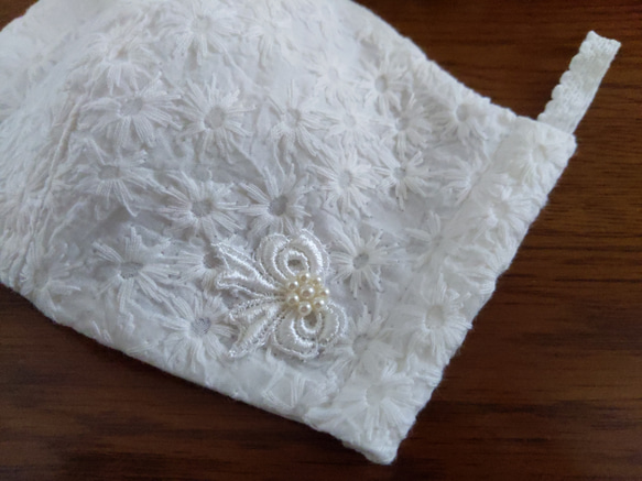 特別な日に　受注製作　綿ローン花刺繍　モチーフレースにパールを添えて　肌に優しい　格子Wガーゼ　オフホワイト　レースゴム 3枚目の画像