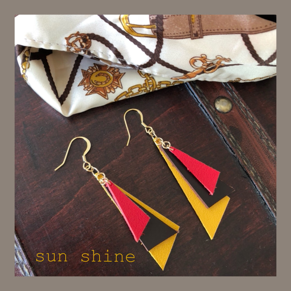 秋色レザーの三角ピアス…赤 ピアス（フック・チェーン） ＊sun shine