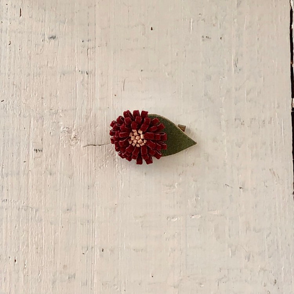 スエードの小さなお花のブローチ 3枚目の画像