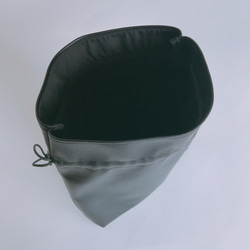 レザー巾着バッグ：ブラック（ビニルレザー使用） 6枚目の画像