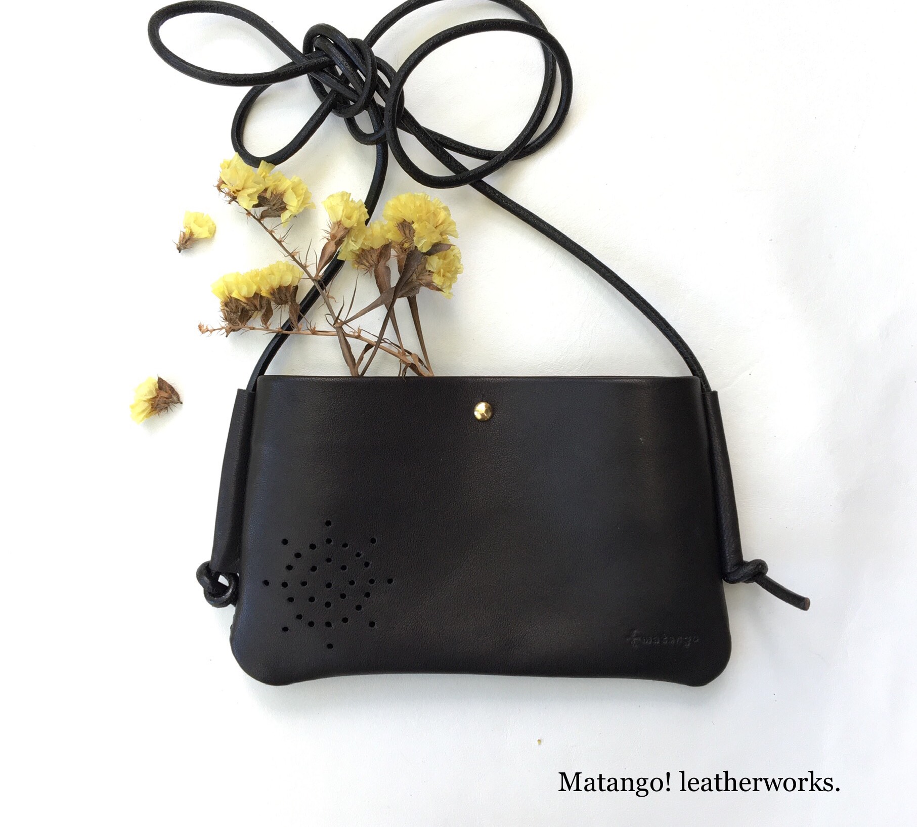 ◆音楽好きの為の◆ 本革　モバイルポシェット　艶消し　ブラック　真鍮　スマートフォンポシェット　スマホポーチ　新作