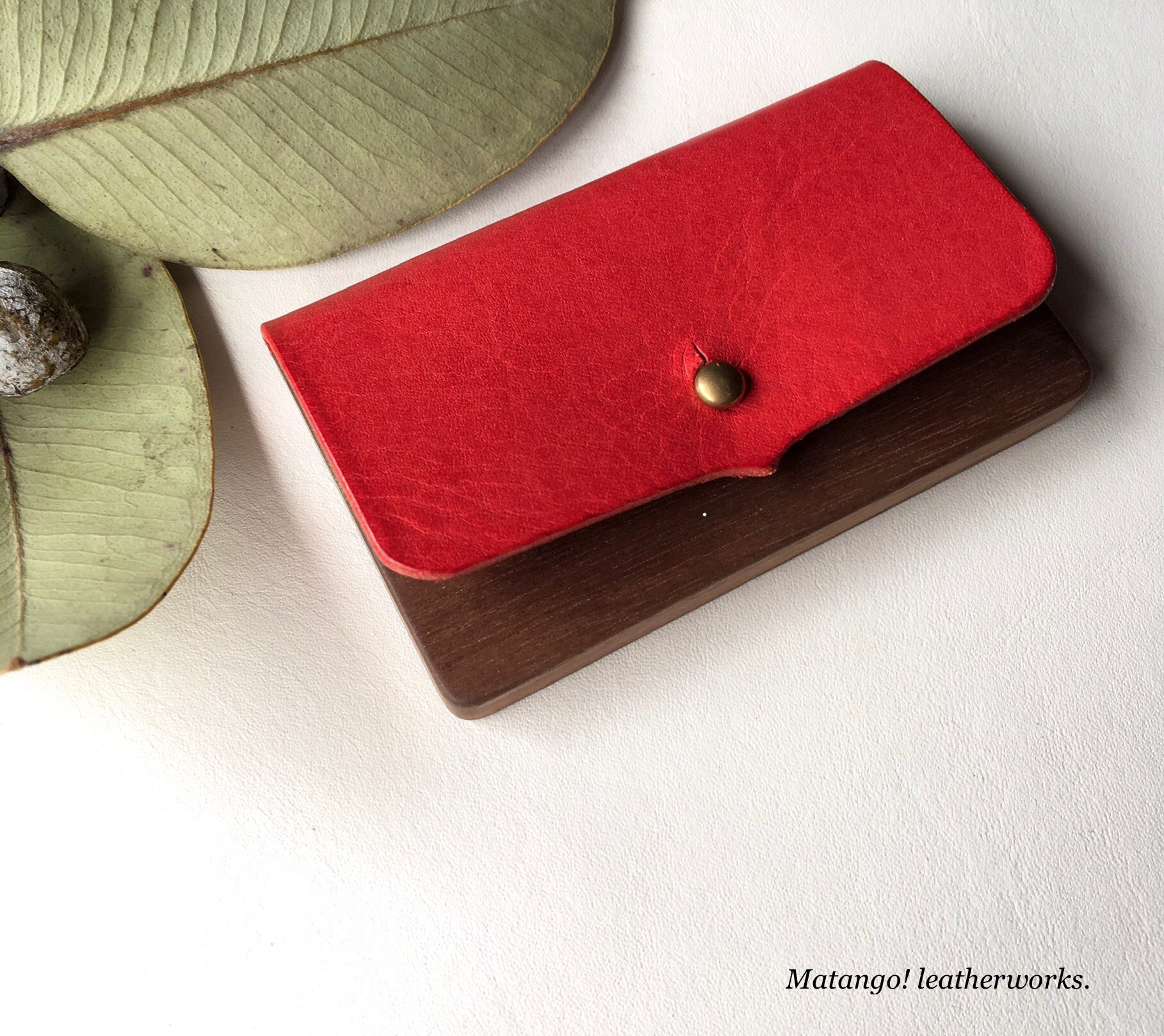 【国内送料無料】　革と樹　名刺入れ　30代　40代  真鍮  本革 おしゃれ　上質　木　赤　ベリー　ユニセックス　贈り物
