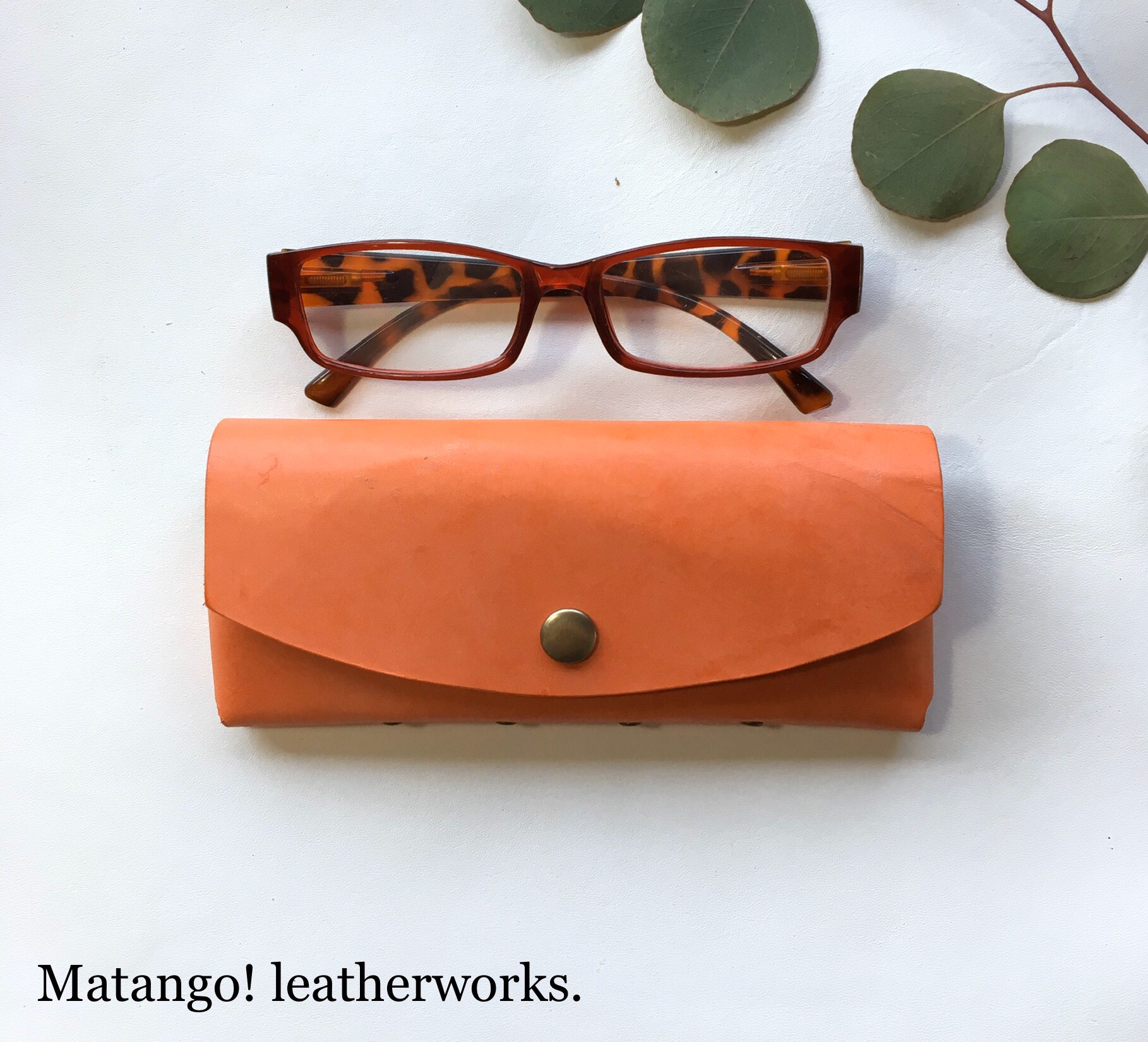 メガネケース 革 おしゃれ　コンパクト　持ち運び　立体　　上品　　手仕事　手縫い　贈り物　茶色　眼鏡入れ　父の日　母の日